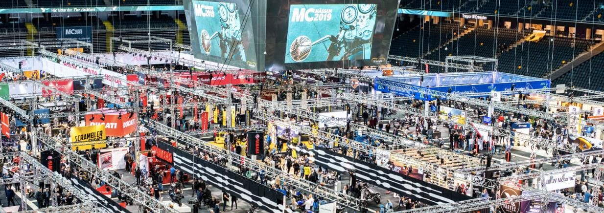 Vy över hela mässgolvet med utställare och besökare under MC Mässan 2019