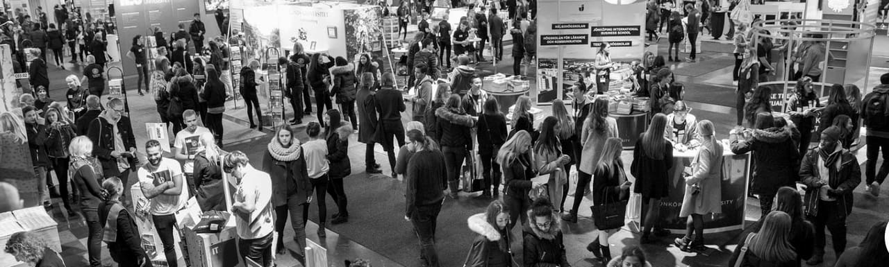 Besökare mellan universitetens och högskolornas montrar på Skolforum
